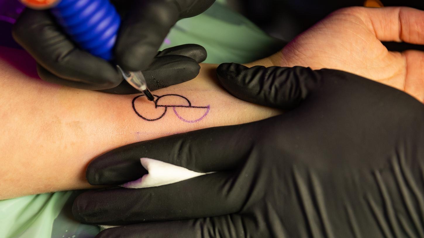 Der Verein "Junge Helden" setzt sich für Organspende-Tattoos ein. Der Verein "Junge Helden" setzt sich für Organspende-Tattoos ein.