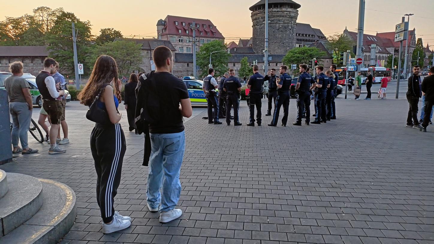 Am Samstagabend haben sich zahlreiche Jugendliche um den Bereich des Nürnberger Hauptbahnhofs versammelt. Ein eskalierter Streit zwischen zwei TikTok-Influencern war maßgeblich Grund für die große Ansammlung.