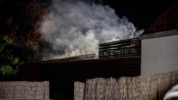 Gartensauna geht in Flammen auf: - Feuer greift auf Terrasse über - Floriansjünger haben Brand schnell unter Kontrolle - Keine Personen verletzt - Brandursache noch unklar