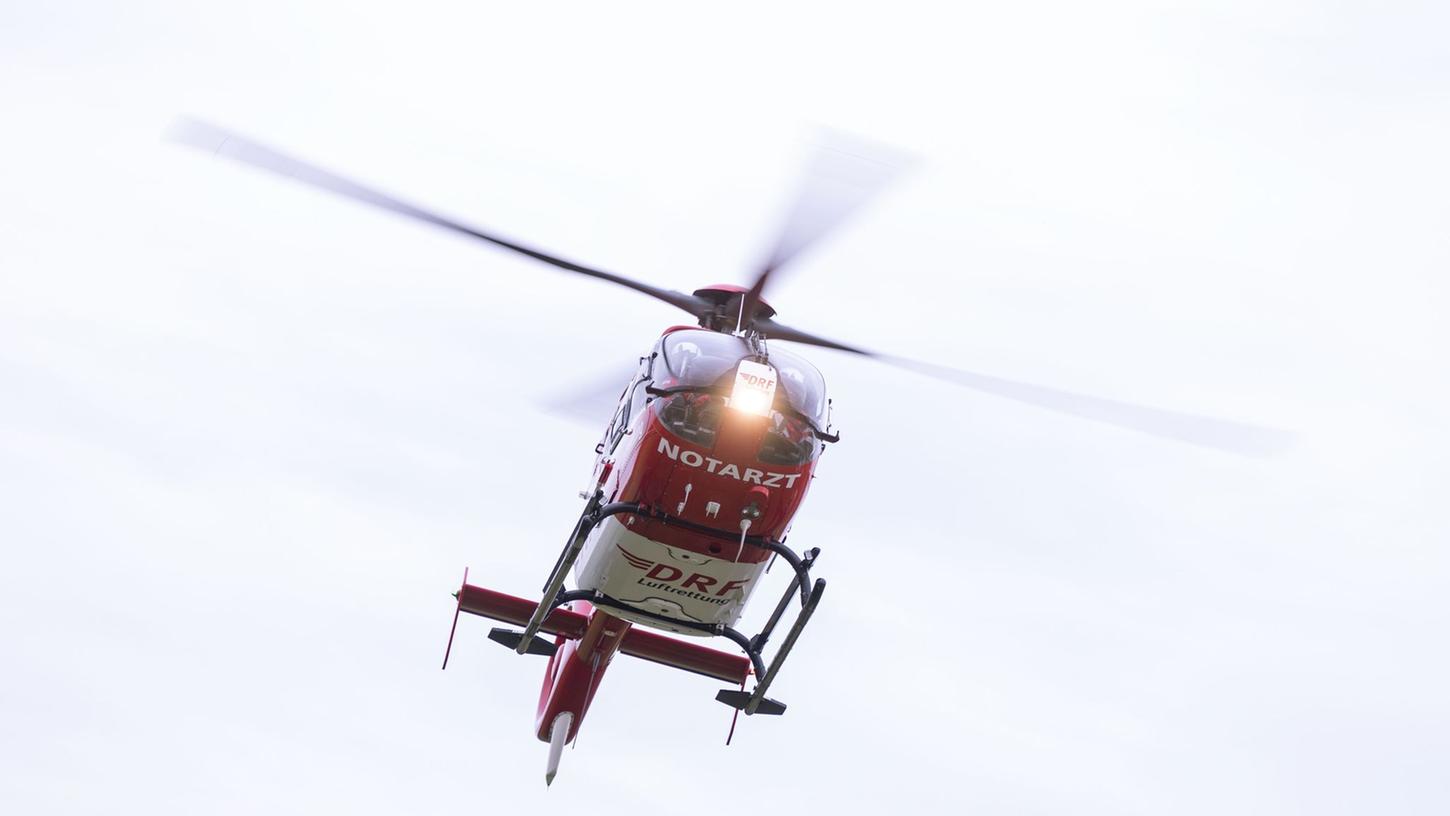 Ein Rettungshubschrauber setzt zur Landung an.