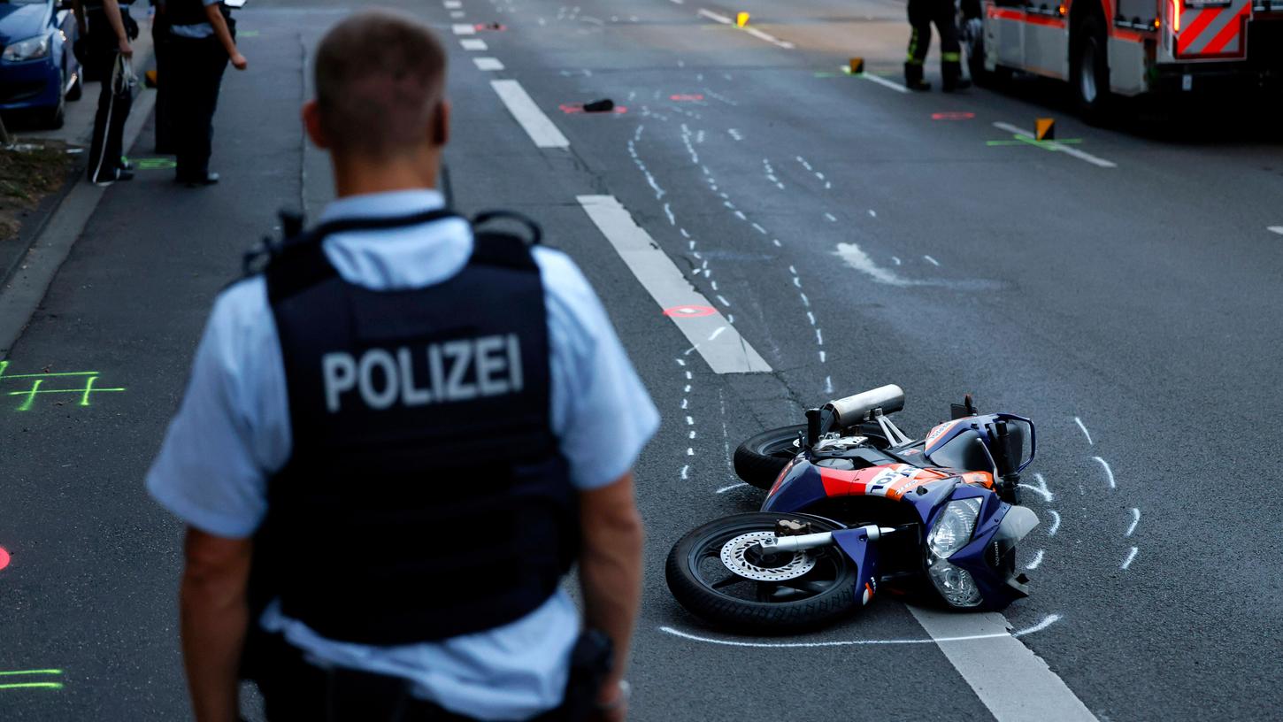 Am Freitag wurde ein Motorradfahrer bei Mittlernhammer nach einem missglückten Überholvorgang schwer verletzt. (Symbolbild)