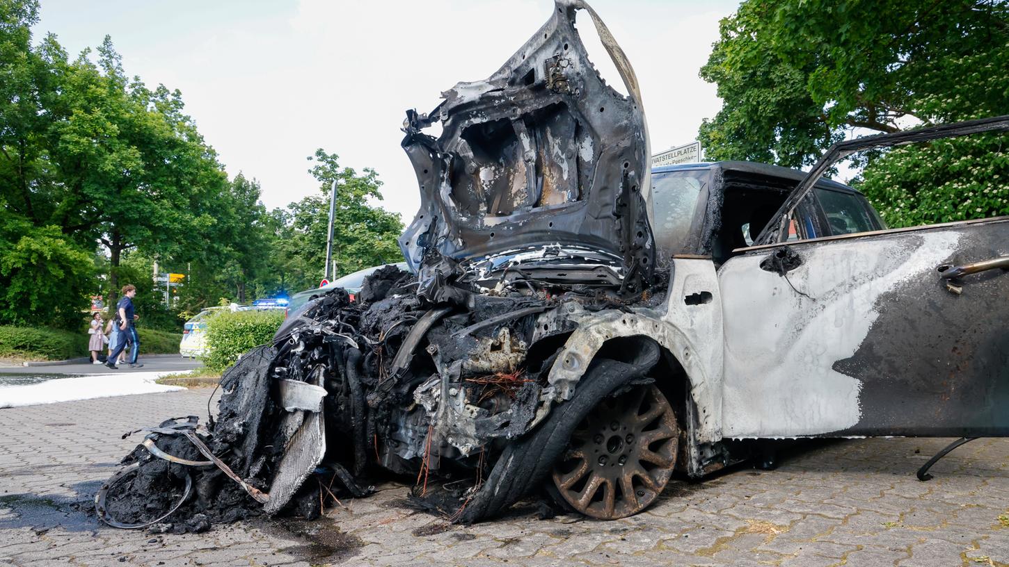 Nur noch Schrottwert hat dieser Mini, nachdem er auf dem Parkplatz an der Münchener Straße in Erlangen in Brand geraten war.