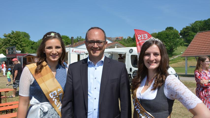 Die neue Bierkönigin Luisa Dudel (li.) schaute sich den Seenlandmarkt mit Landrat Manuel Westphal und ihrer Vorgängerin Michelle Recker an.