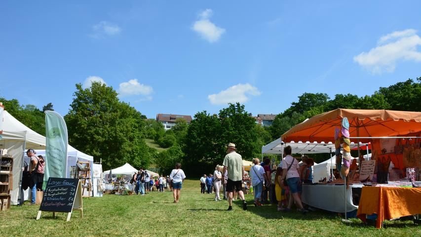 Zahlreiche Besucherinnen und Besucher kamen am Wochenende nach Absberg, um über den Seenlandmarkt zu schlendern und sich die Angebote der regionalen Aussteller und Direktvermarkter anzusehen.