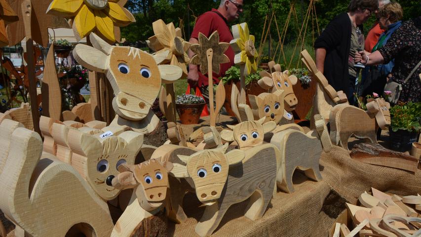 Zum Beispiel Deko-Artikel für Haus und Garten wie diese Tierfiguren aus Holz hatten die über 100 Aussteller im Angebot.