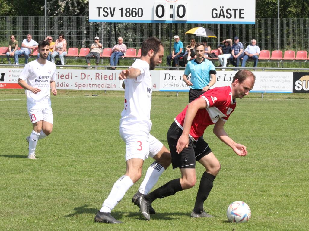 Durch ihn steht oftmals die Null: Der "Mr. Zuverlässig" und zugleich Defensivstratege Johannes Meyer (rechts, hier gegen Gilching) wurde beim TSV 1860 Weißenburg mannschaftsintern zum „Spieler der Saison“ gewählt.  