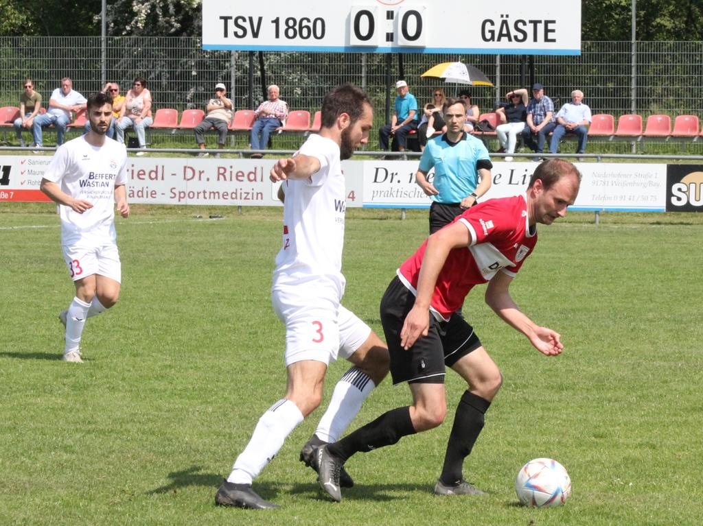 Durch ihn steht oftmals die Null: Der "Mr. Zuverlässig" und zugleich Defensivstratege Johannes Meyer (rechts, hier gegen Gilching) wurde beim TSV 1860 Weißenburg mannschaftsintern zum „Spieler der Saison“ gewählt. Durch ihn steht oftmals die Null: Der "Mr. Zuverlässig" und zugleich Defensivstratege Johannes Meyer (rechts, hier gegen Gilching) wurde beim TSV 1860 Weißenburg mannschaftsintern zum „Spieler der Saison“ gewählt.