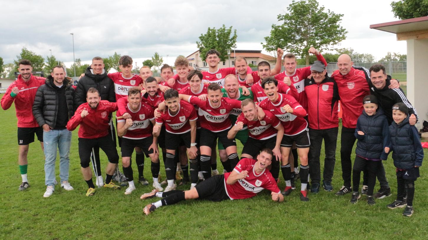 So jubelten die „Rot-Weißen Bomber“ des TSV 1860 Weißenburg nach dem 1:1 gegen den FC Ehekirchen. Dadurch stand am drittletzten Spieltag der erneute Klassenerhalt fest.  