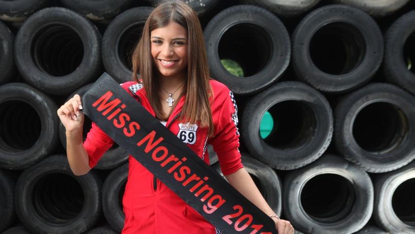 Zeigt stolz ihre Schärpe: Die Miss Norisring 2011, Jasmin Herzinger.