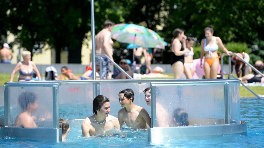 Sommer, Sonne, Abkühlung: Bei strahlendem Sonnenschein zog es die Nürnberger zum Schwimmen, Planschen und Chillen ins Westbad.