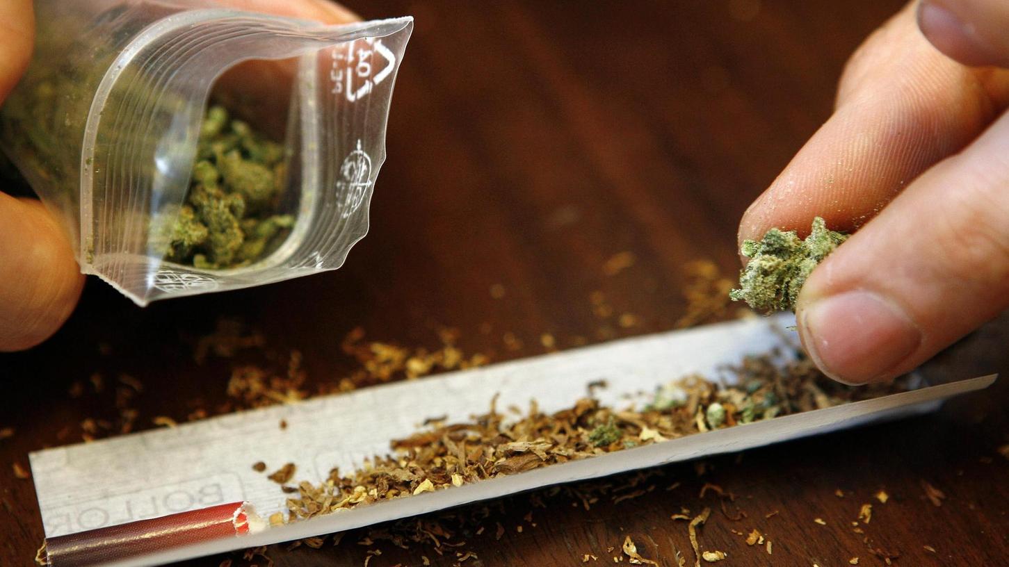 Viele Ärzte lehnen eine Legalisierung von Cannabis ab, weil der Stoff abhängig machen und zu schweren Entwicklungsschäden bei jungen Menschen führen kann.