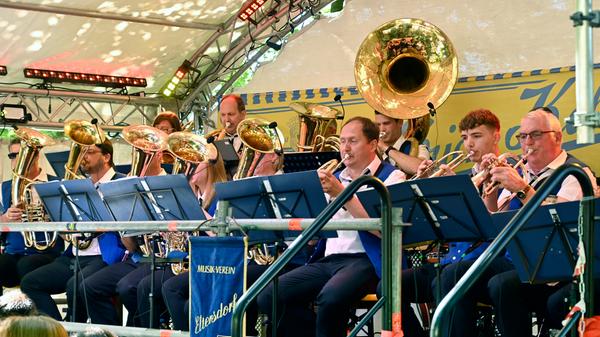 Zum Frühschoppen am Erich Keller spielte traditionsgemäß der Musikverein Eltersdorf.
