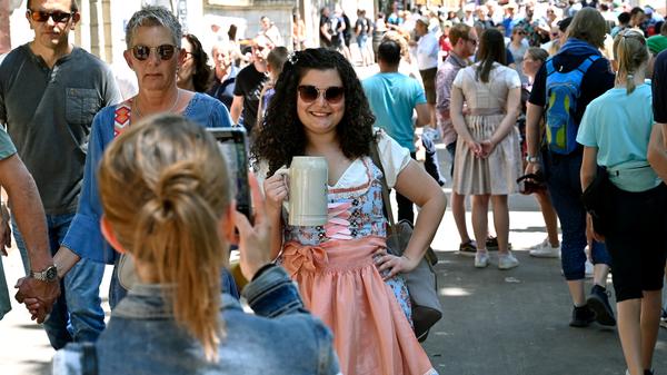 Unzählige Handy-Fotos und Porträts werden auf der Bergkirchweih gemacht, das Ambiente muss einfach festgehalten werden.