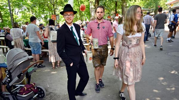 Verschiedene Kleider-Stile passen hier auf dem Berg-Gelände bestens zusammen.