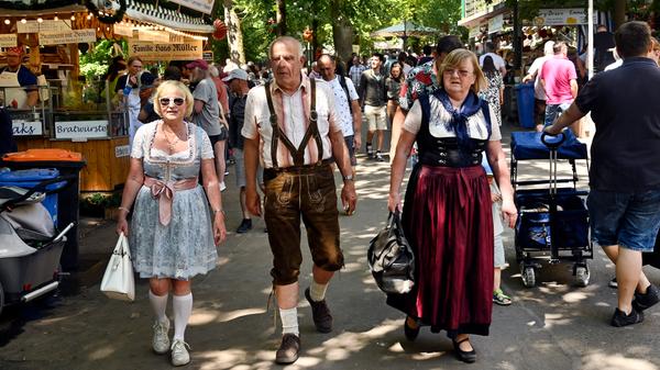 Dirndl in unterschiedlichen Längen - festliche Kleidung gehört zum Berg.