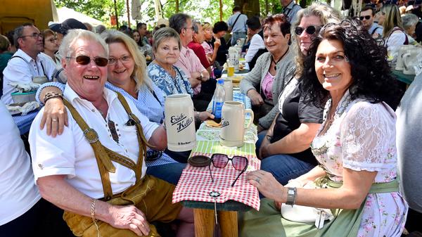 Hervorragende Stimmung an den Biertischen, die mit karierten Tüchern gleich viel festlicher aussehen.
