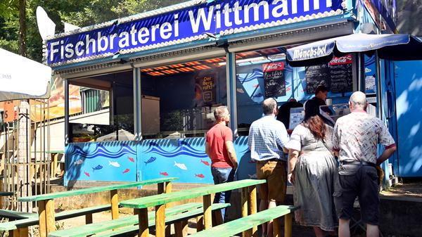Auf dem Berg gibt es einige Fischbratereien.