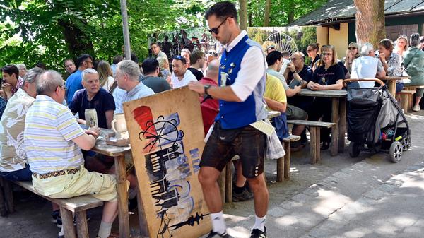 Ohne Kellner kein Essen und kein Bier...