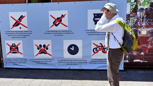 Die Piktogramme am Aufgang zur Bergkirchweih können durchaus verwirrend sein.