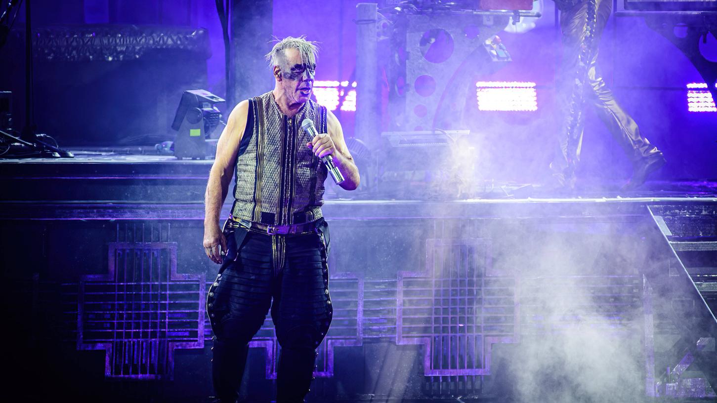 Obwohl er derzeit heftig in der Kritik steht, schallte Till Lindemanns Stimme am Samstag bei Rock im Park durch die Lautsprecher am Festivalgelände.