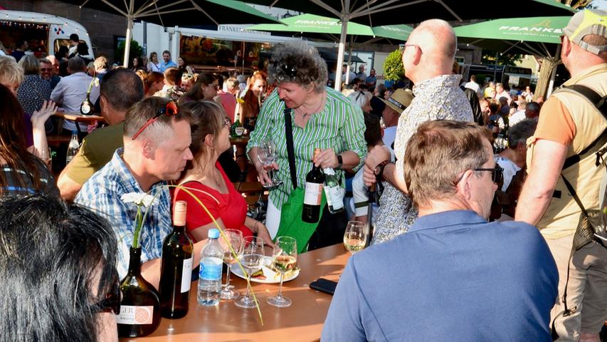 Volle Straßen, volle Gläser: So war's bei Schwabachs erstem Weinfest