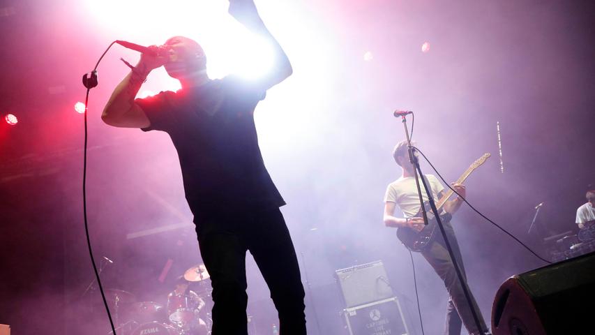 Vor Jahren traten Touché Amoré als Support für Rise Against auf. Am letzten Festivaltag buhlen die beiden Bands nahezu gleichzeitig um die Aufmerksamkeit der Rock im Park Besucherinnen und Besucher.
