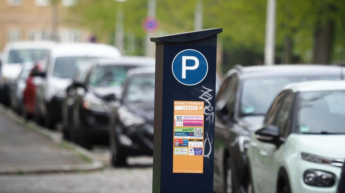 Die Gebühr für einen Parkschein pro Stunde sollte mindestens so hoch sein wie die Kosten für einen Einzelfahrschein in Bus und Bahn, fordert die Deutsche Umwelthilfe.