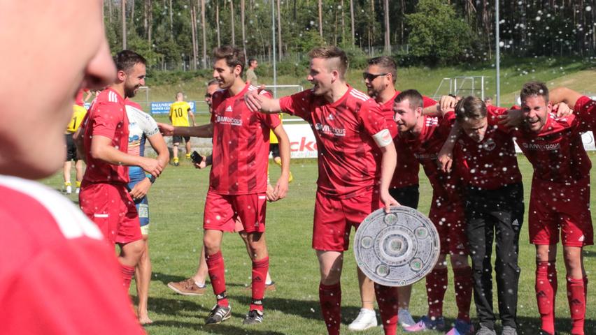 Nach einem deutlichen 6:1-Sieg in Roth feierte die DJK Stopfenheim die Meisterschaft in der Kreisliga und den Aufstieg in die Bezirksliga.
