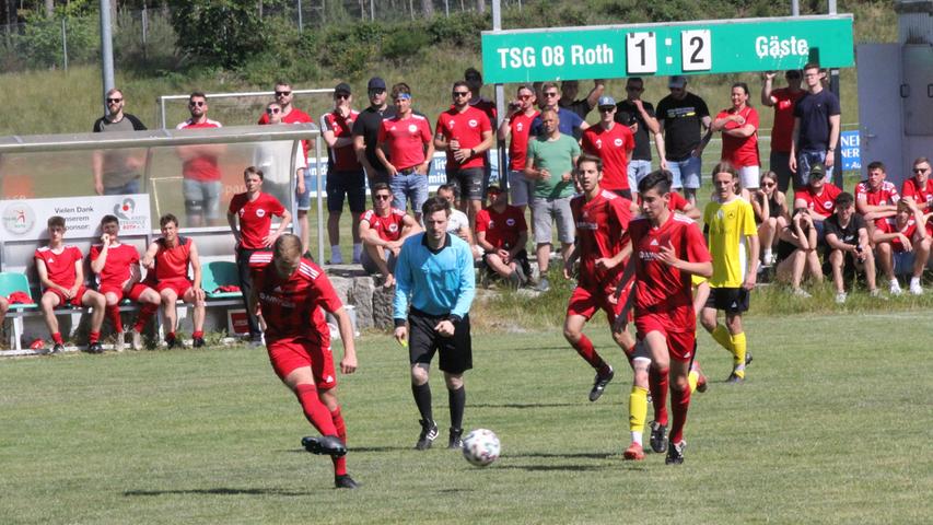 Die Stopfenheimer (in Rot) hatten im Spiel beim Absteiger TSG 08 Roth viele Zuschauer und Fans im Rücken.