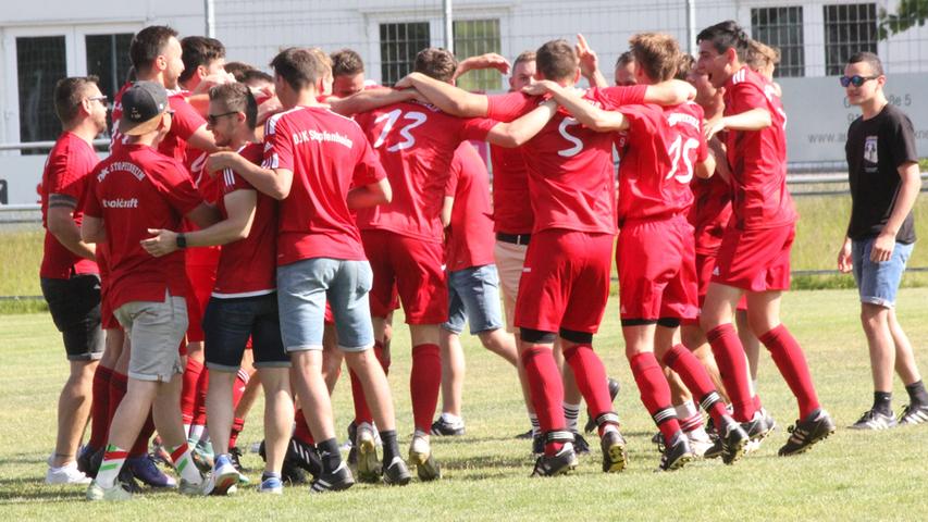 Nach einem deutlichen 6:1-Sieg in Roth feierte die DJK Stopfenheim die Meisterschaft in der Kreisliga und den Aufstieg in die Bezirksliga.