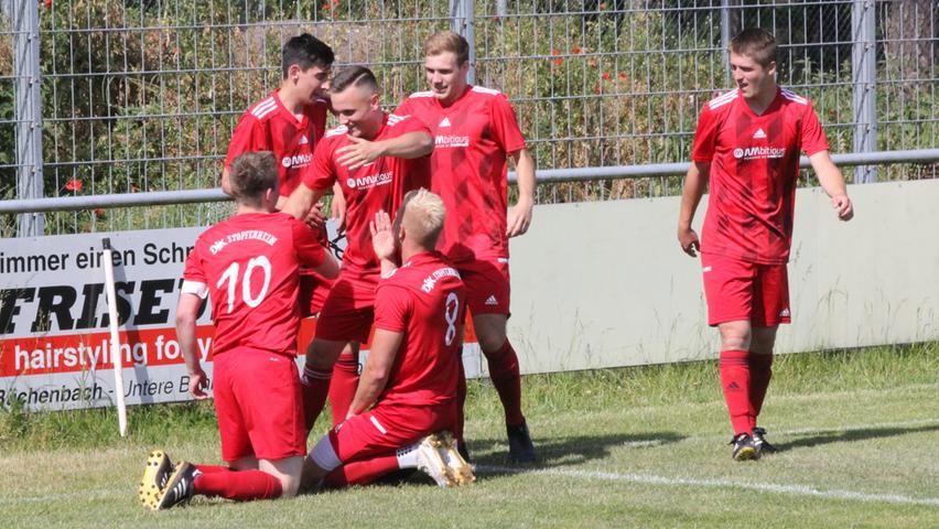 Nach einem deutlichen 6:1-Sieg in Roth (hier der Jubel nach dem 1:3) feierte die DJK Stopfenheim die Meisterschaft in der Kreisliga und den Aufstieg in die Bezirksliga.