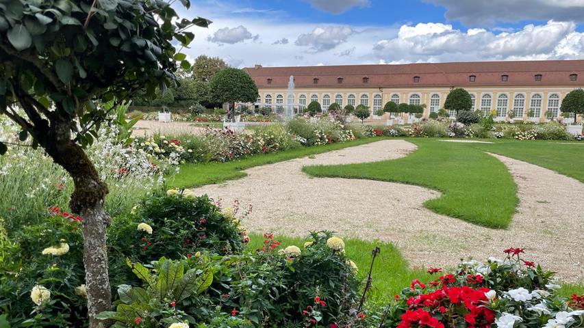 Im Ansbacher Hofgarten werden eindrucksvolle Kostüme präsentiert.