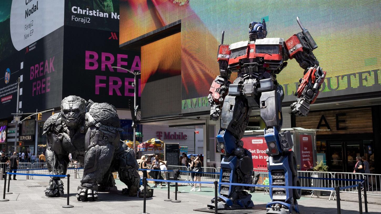 Übergroße Roboterfiguren stehen auf dem Times Square,um für den "Transformers"-Film zu werben.