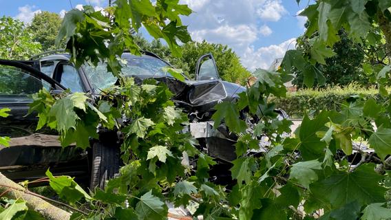 Kleinkind auf Beifahrersitz verletzt: Mann demoliert Mercedes-SUV bei Bad Windsheim an einem Baum