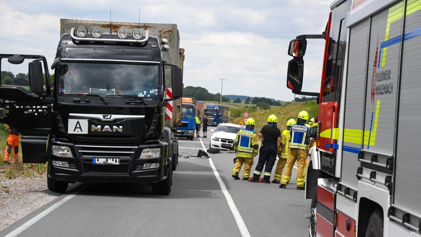 Der Fahrer des weiße Pkw verlor beim Überholvorgang ins Schleudern und rammte einen Lkw seitlich.