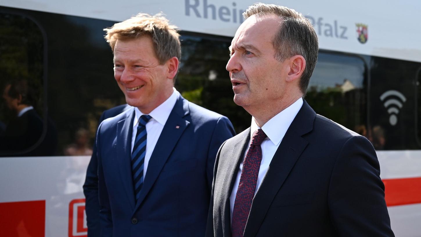 Verkehrsminister Volker Wissing (rechts) und Richard Lutz, Vorstandsvorsitzender der Deutschen Bahn (DB).