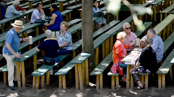 Es sind vor allem Rentner und Familien, die Montagmittag auf den Bergbänken Platz nehmen.