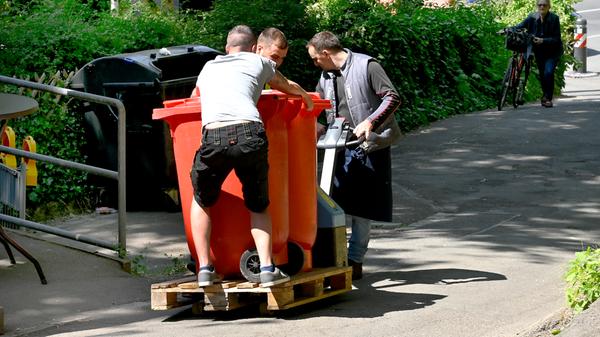 In großen Tonnen werden bereits am Montag zehntausende von Leihbestecken (ungewaschen) an den Verleiher zurückgegeben.