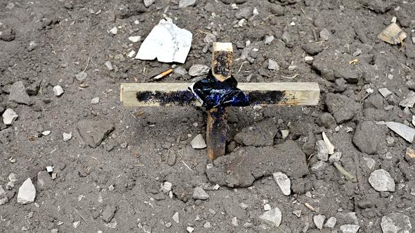 Das kleine Kreuz zeigt die Stelle, an der das letzte Fass am Erich Keller begraben wird.
