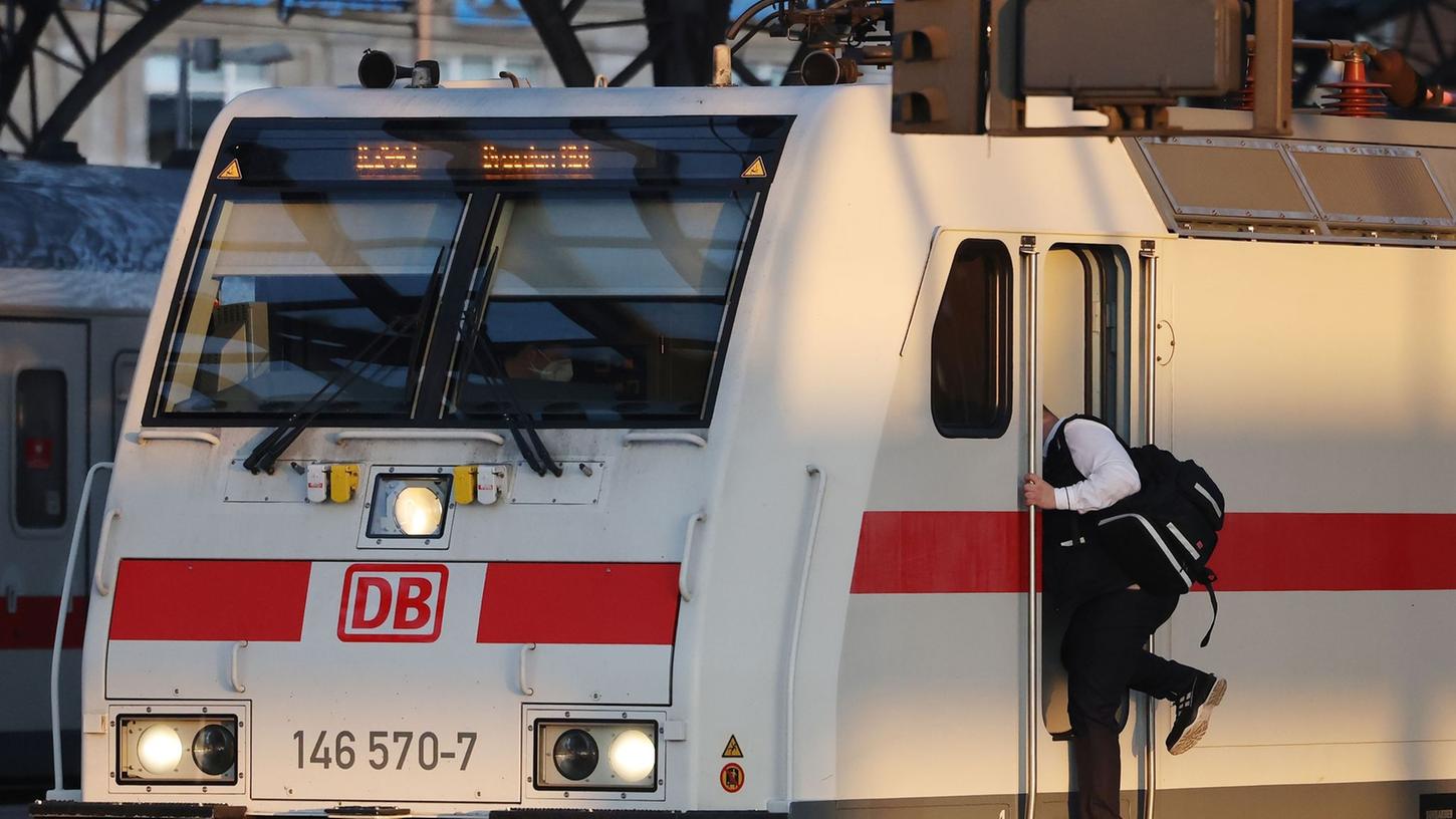 Ein Lokführer steigt in einen Triebwagen. Ein Lokführer steigt in einen Triebwagen.