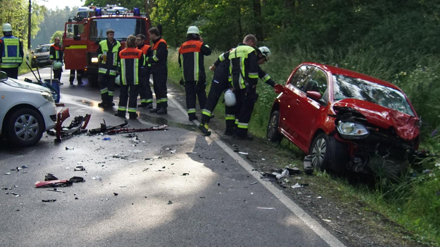 Am Montagnachmittag (05.06.2023) ereignete sich kurz nach 17 Uhr auf der St2166 zwischen den Ortschaften Dürnast im Landkreis Neustadt an der Waldnaab und Thansüß im Landkreis Amberg-Sulzbach ein schwerer Verkehrsunfall.