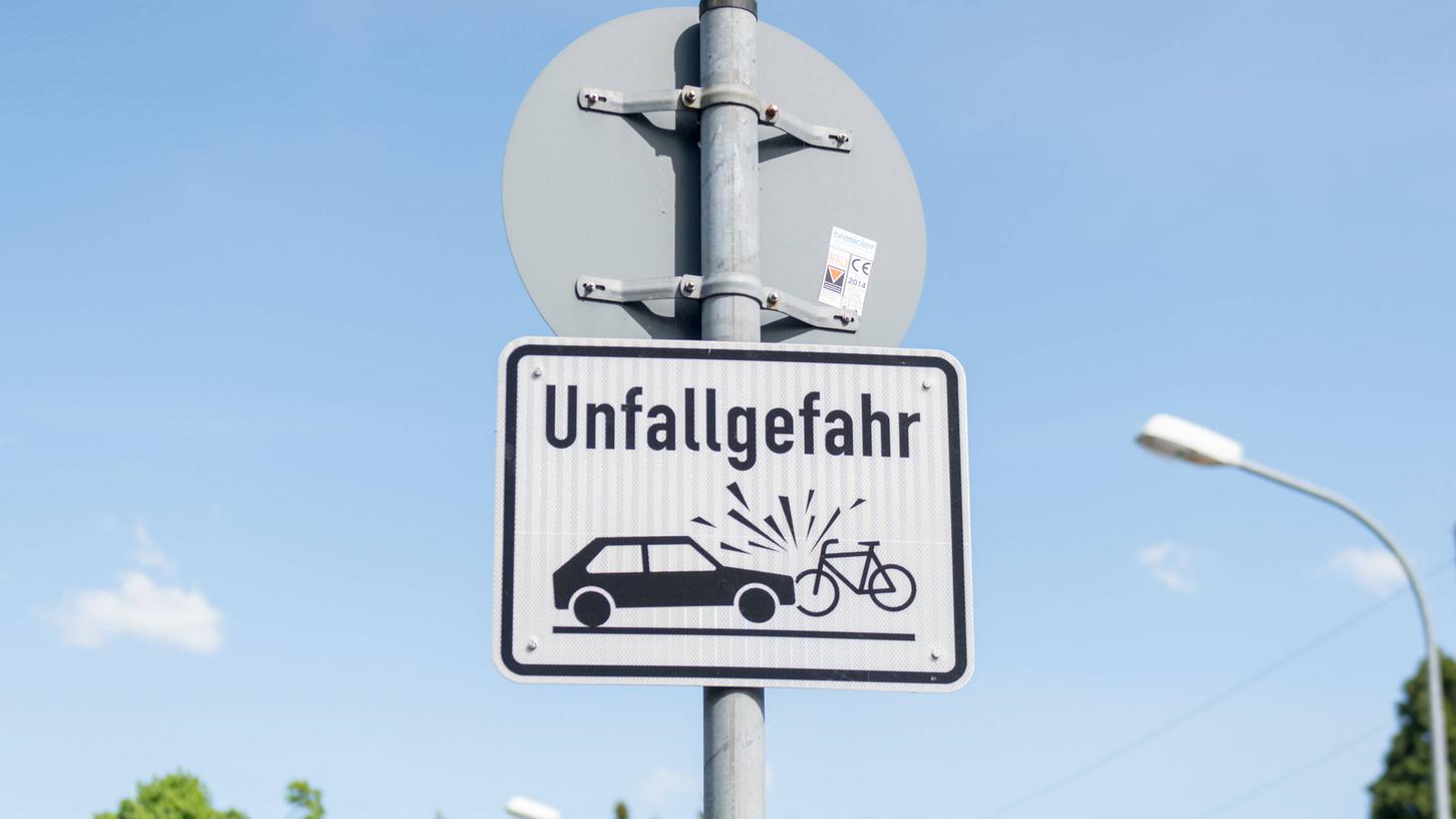 An einer Kreuzung nahm ein Mercedes-Fahrer einem Radler die Vorfahrt. (Symbolbild) An einer Kreuzung nahm ein Mercedes-Fahrer einem Radler die Vorfahrt. (Symbolbild)
