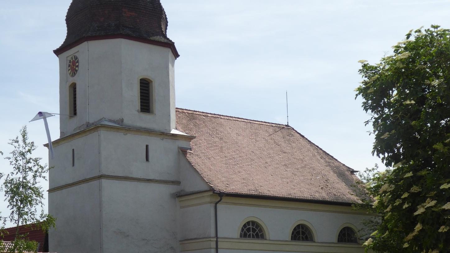Das aus dem Mittelalter stammende Gotteshaus wurde im Jahr 1822 abgerissen und deutlich höher aufgebaut, nur der aus dem 11. Jahrhundert stammende gotische Turm blieb weitgehend erhalten.