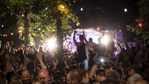Am Erich Keller tümmeln sich am Abend die Massen. Hier wird später die Erlanger Bergkirchweih offiziell beendet. Auf der Bühne stehen Wulli und Band.