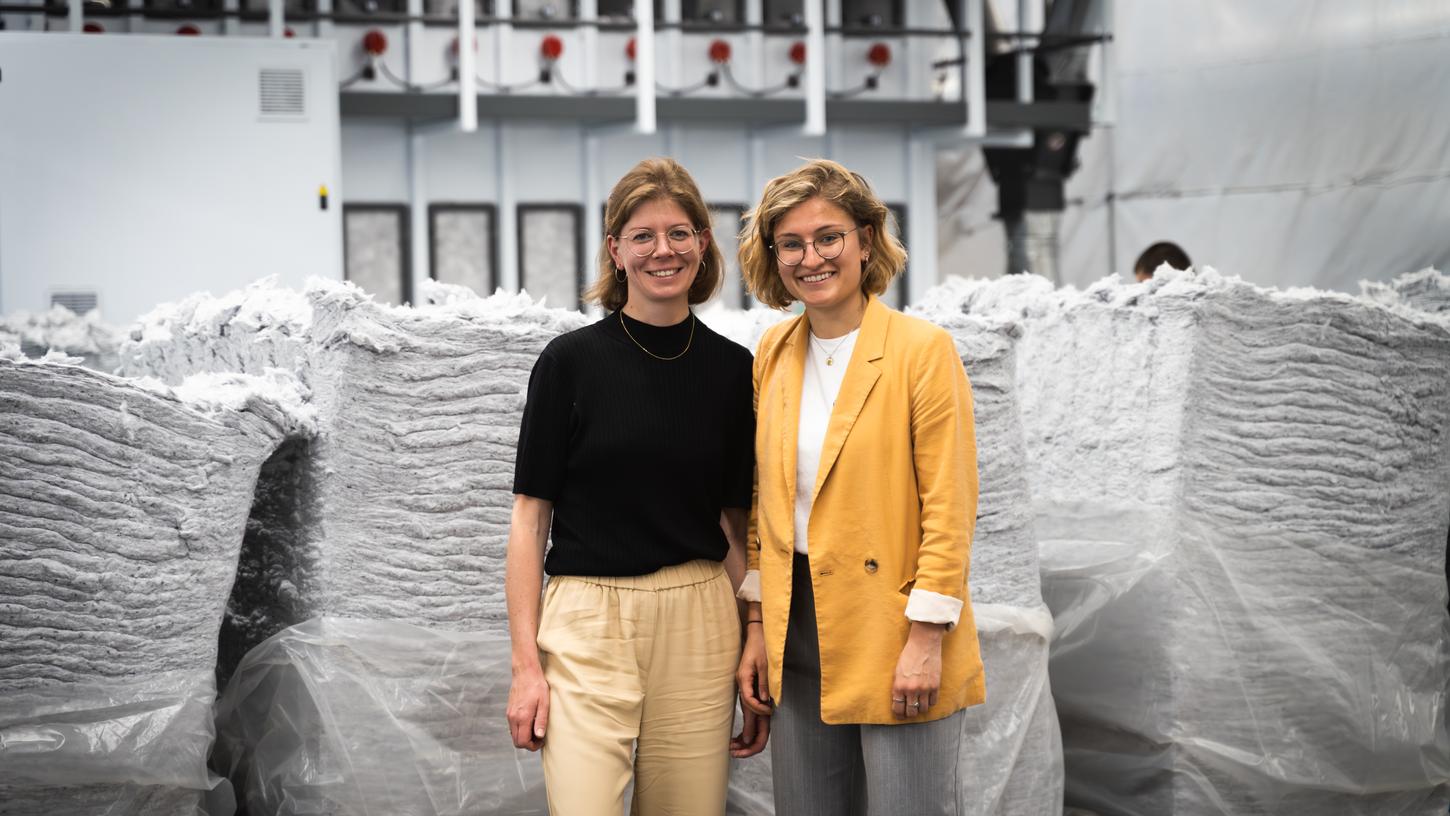 Katja Wagner (links) und Angelique Thummerer wollen mit ihrem Unternehmen das Recycling in der Modebranche ankurbeln.