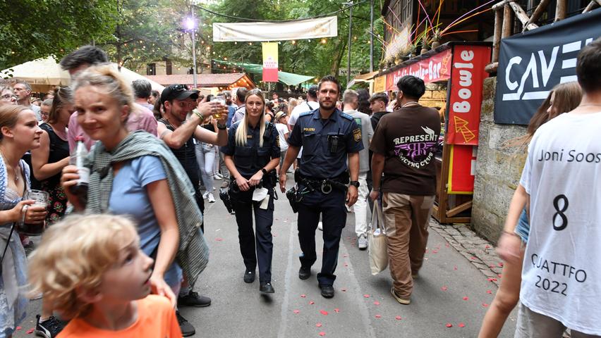 Weil er Lángos-Soße im Gesicht hatte: Besucher droht beim Annafest mit Weil er Lángos-Soße im Gesicht hatte: Besucher droht beim Annafest mit