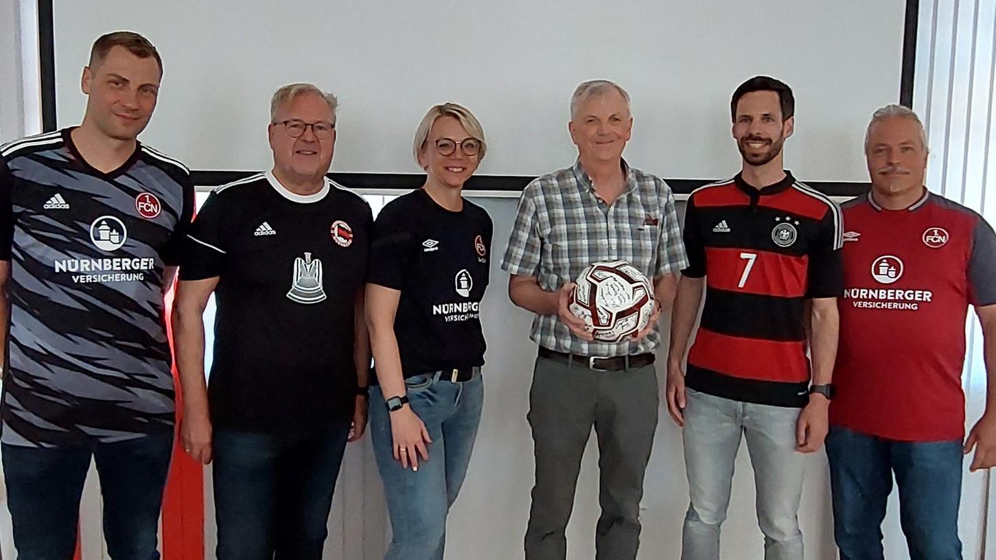 Den Ball nimmt er mit: Rainer Mosandl (3. von rechts) geht nach 24 Jahren in leitender Funktion bei der Arbeiterwohlfahrt in den Ruhestand. Glückwünsche gab es von der Awo-Spitze um die beiden Vorsitzenden Christine Heller (3. von links) und Sven Ehrhardt (2. von rechts) sowie von seinem Nachfolger Christoph Jäger (links). Den Ball nimmt er mit: Rainer Mosandl (3. von rechts) geht nach 24 Jahren in leitender Funktion bei der Arbeiterwohlfahrt in den Ruhestand. Glückwünsche gab es von der Awo-Spitze um die beiden Vorsitzenden Christine Heller (3. von links) und Sven Ehrhardt (2. von rechts) sowie von seinem Nachfolger Christoph Jäger (links).