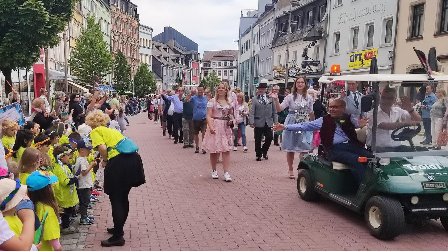 Jung und alt jubelten beim Schlappentag in Hof der Pegnitzer Abordnung zu.