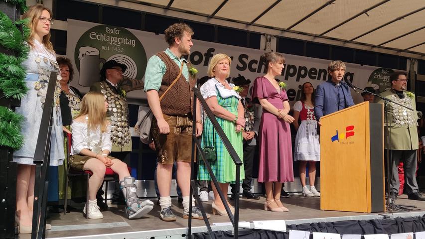 Bürgermeister Wolfgang Nierhoff (am Rednerpult) und die stellvertretende Stadtschützenkönigin Jana Dettenhöfer (l.) überbrachten beim Festakt die Grüße der Stadt Pegnitz.