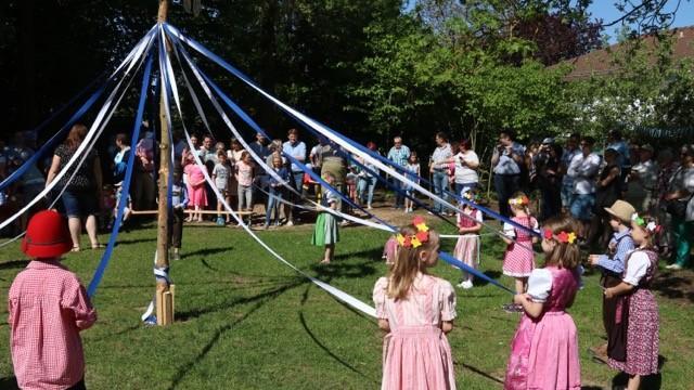 Brauchtümer zum Start in den Mai gibt es einige – nicht überall verlaufen die Feiern so friedlich wie in diesem Kindergarten in Seligenporten (Symbolbild). 